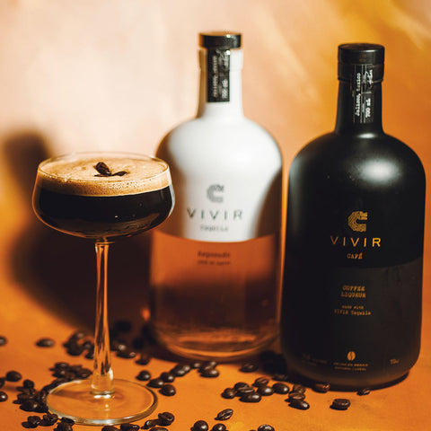 A bottle of VIVIR Tequila Reposado and VIVIR Café VS are positioned next to an Espresso Martini cocktail.
