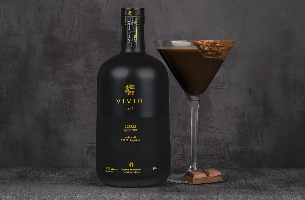 A bottle of VIVIR Café VS is positioned next to an Espresso Martini cocktail.