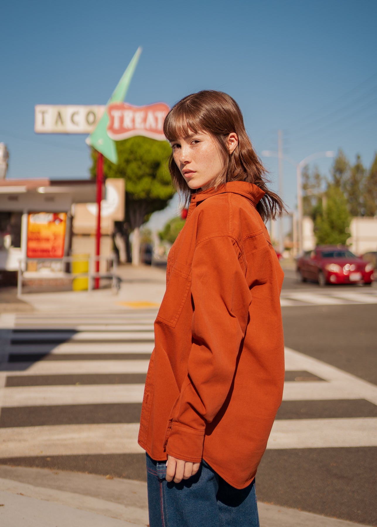 Hana is wearing Oversize Overshirt in Burnt Terracotta, Cropped Tank Top in Vintage Off-White and Carpenter Jeans in Dark Denim