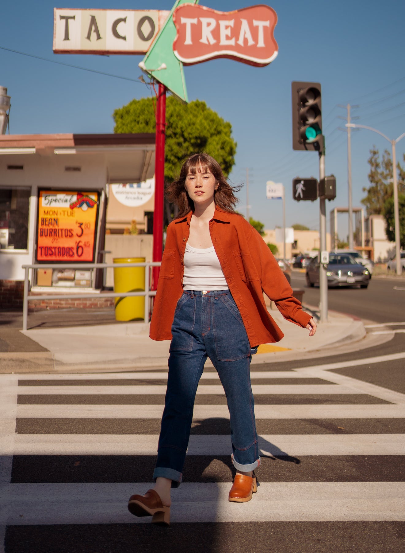 Hana is wearing Oversize Overshirt in Burnt Terracotta, Cropped Tank Top in Vintage Off-White and Carpenter Jeans in Dark Denim