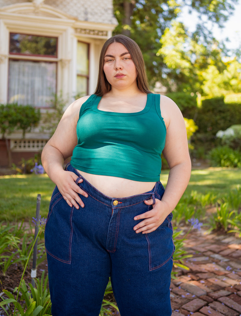 Marielena is wearing Cropped Tank Top in Marine Blue and Carpenter Jeans in Dark Wash