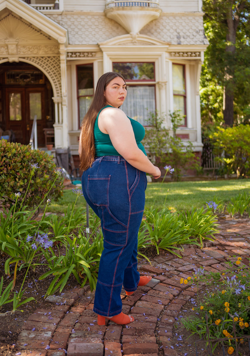 Marielena is wearing Cropped Tank Top in Marine Blue and Carpenter Jeans in Dark Wash