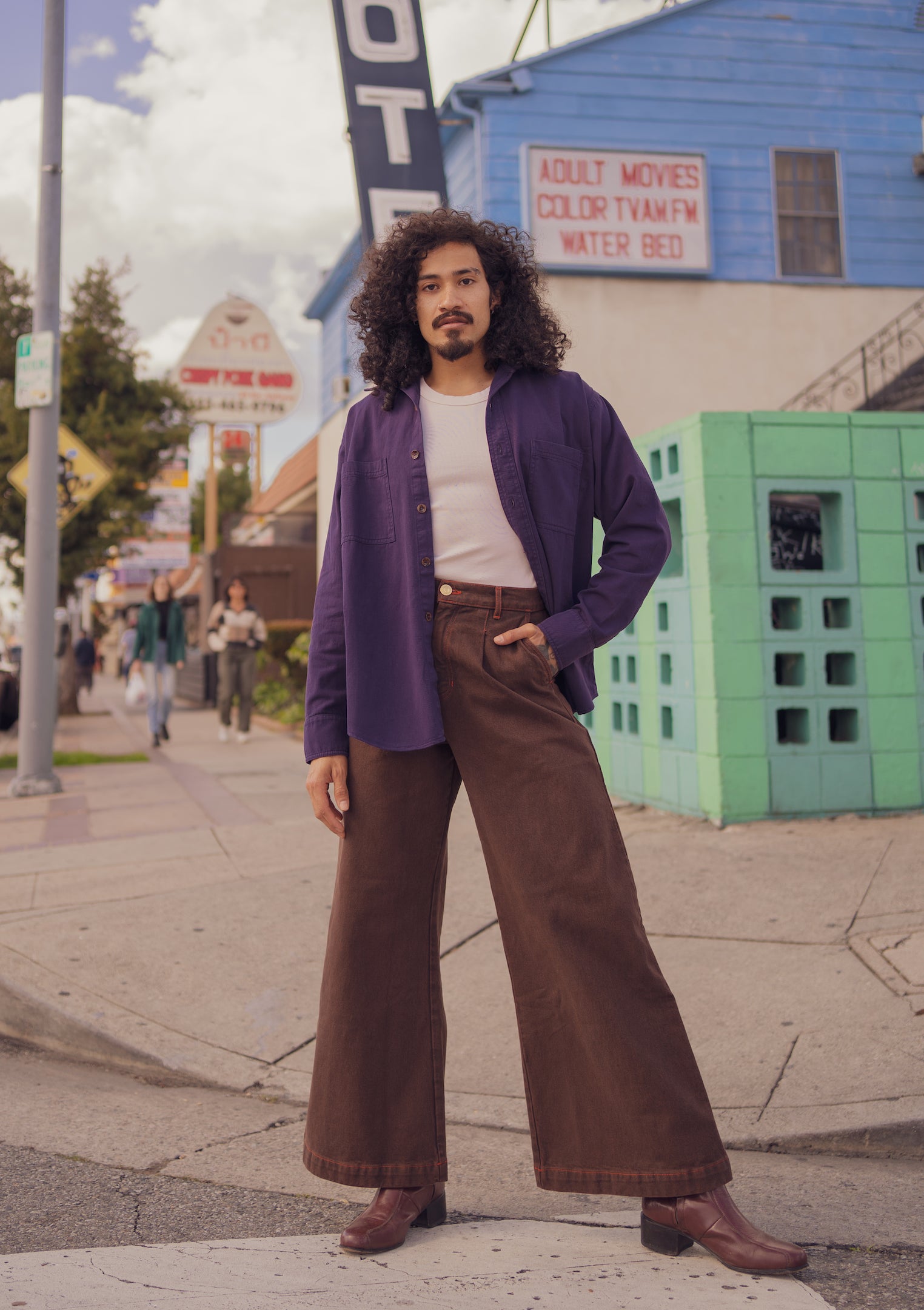 Jesse is wearing Oversize Overshirt in Nebula Purple, Baby Tee in Vintage Tee Off-White and Overdyed Wide Leg Trousers in Brown