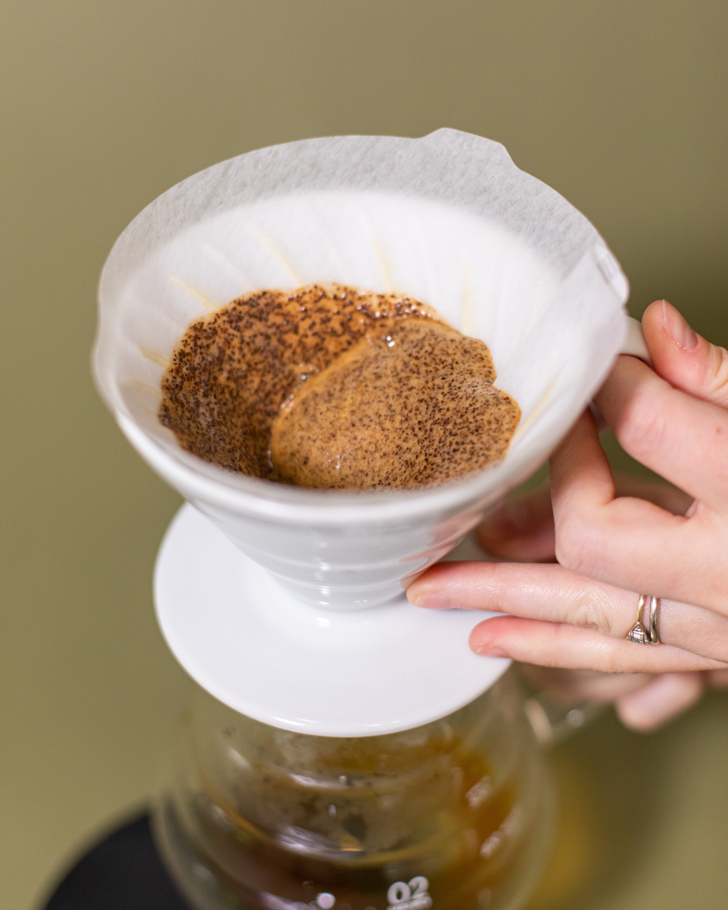 How to Brew Coffee with a V60 Pour Over - Estas Manos Coffee Roasters