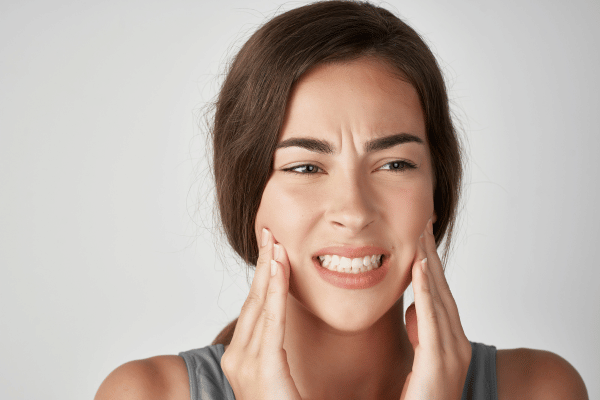 A woman having a jaw pain