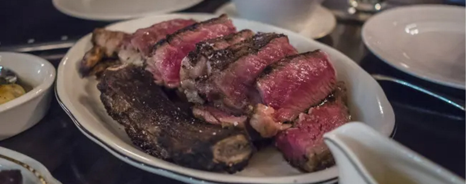 IMAGE ASSIETTE AVEC grande quantite de viande