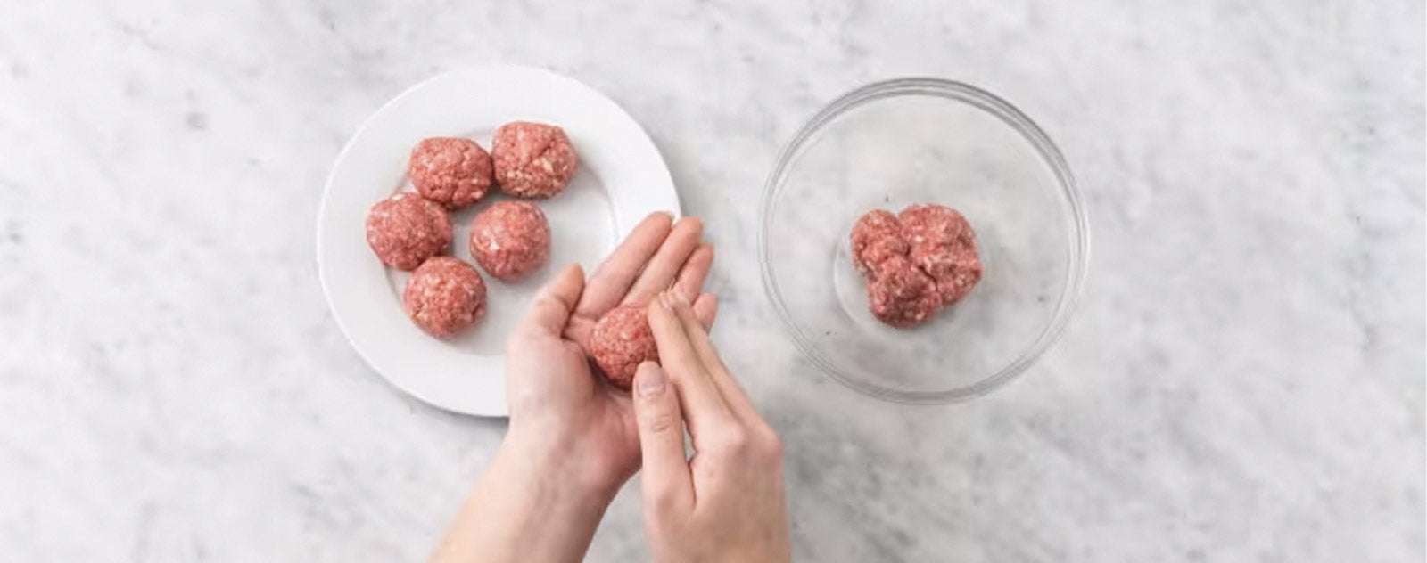 IMAGE QUELQUN QUI FORME DES BOULETTES DE VIANDE