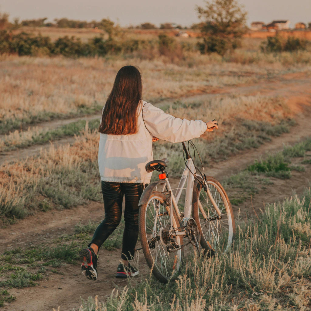 Sport im Sommer: Fahrrad fahren am frühen Abend