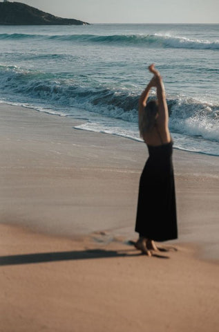 Mujer  tranquila en la playa