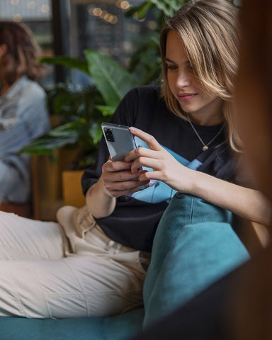 Mujer en su teléfono