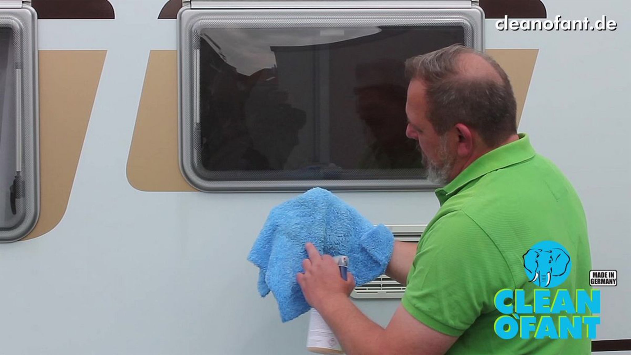 Anleitung mit Video: Schnell-Reiniger für Außen und Innen - Waschen ohne Wasser - für Wohnwagen, Wohnmobil, Caravan, Auto, Haushalt.  Das untenstehende Video zeigt die Anwendung von CLEANOFANT UniQuick SAUBER+PFLEGE an einem Kunststoff-Fenster und der Wohnwagen-Seite.  Waschen ohne Wasser: Das Spray entfernt oberflächlichen Schmutz schnell und zuverlässig. Die Oberfläche wird gepflegt und für Wochen versiegelt. Es verbleibt eine hauchdünne, glatte und fühlbar weiche Glanzschicht. Wirkt antistatisch und schmutzabweisend, Wasser perlt hervorragend ab. Reinigung, Pflege und Versiegelung in einem Schritt.  CLEANOFANT UniQuick ist für alle glänzenden Oberflächen im Innen- und Außenbereich geeignet, greift keinerlei Materialien an, lüftet sofort ab und enthält kein Silikonöl. Lackierte und unlackierte Teile erhalten durch das Spray eine leichte Farbauffrischung (Farbangleich). Ideal für die schnelle und mühelose Reinigung von Wohnwagen und Wohnmobil auf der Reise. Waschen ohne Wasser bedeutet zudem weniger Feuchtigkeit im Innenraum. Ökologisch durch ausgewählte Inhaltsstoffe und Reduzierung des Wasserverbrauchs bei der Reinigung.  Verwendetes Produkt: CLEANOFANT UniQuick SAUBER+PFLEGE  Video: Anwendung von CLEANOFANT UniQuick SAUBER+PFLEGE – Waschen ohne Wasser