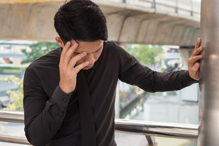 man with vertigo feeling dizzy