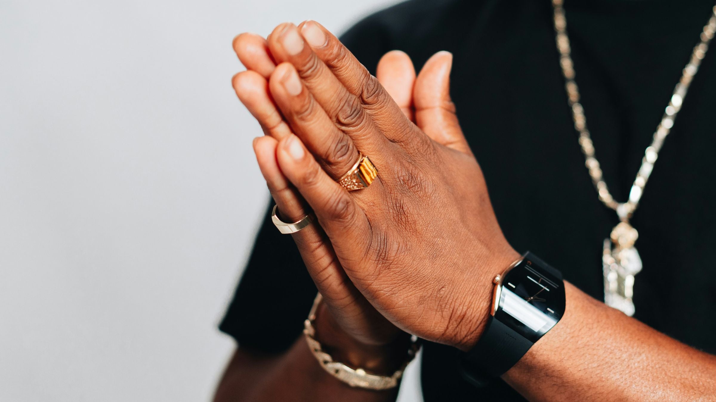 homme avec des bijoux