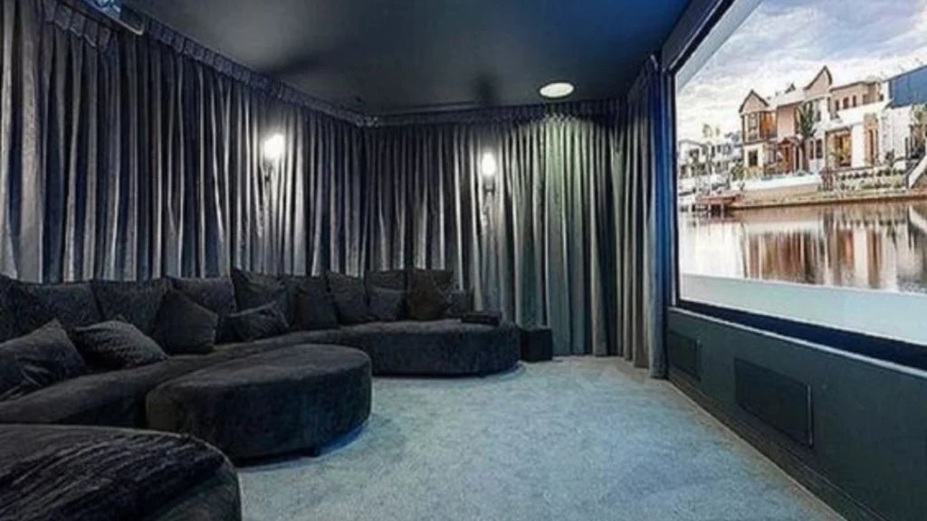 sala de cinema em casa com cortinas grandes