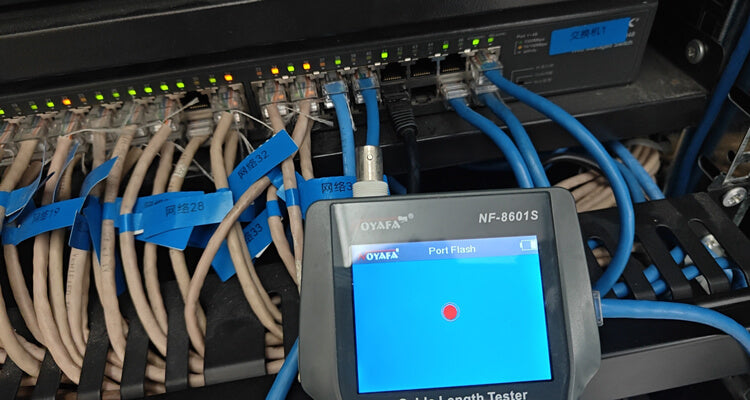 NF-8601S Suchen Sie die Ethernet-Buchse am Switch