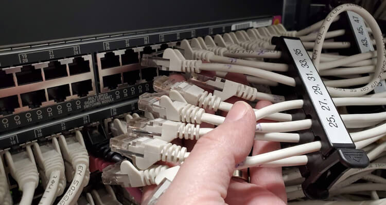 Schließen Sie die Kabel an den Ethernet-Switch an
