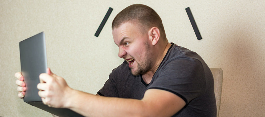 Der Mann wird wütend, wenn Wi-Fi auf Laptop nicht funktioniert