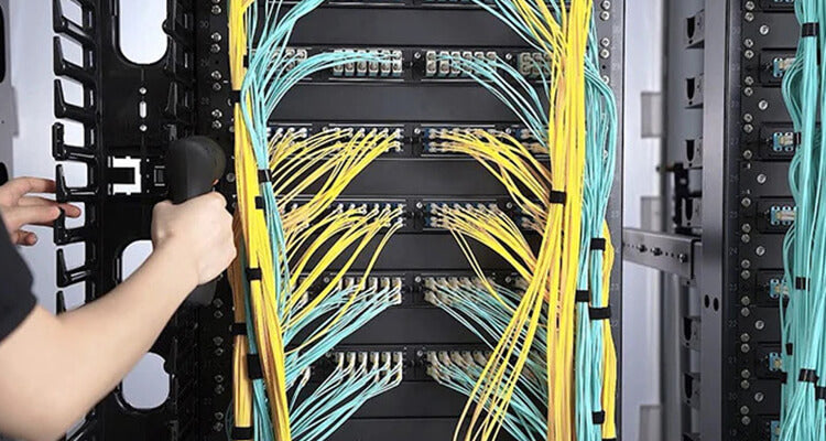 Ventajas de organizar los cables de manera adecuada - BLOG Aurum Informática