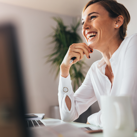 Eine Frau lächelt im Büro