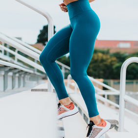 Eine Frau joggt Treppenstufen hinauf