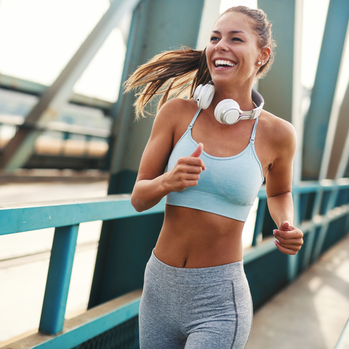 Eine Frau lächelt beim joggen