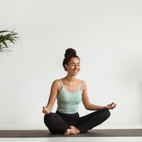 Eine Frau macht Yoga-Übungen