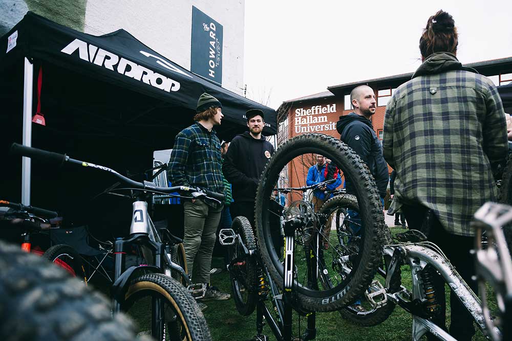 Vélos Airdrop au Howard Street Dual