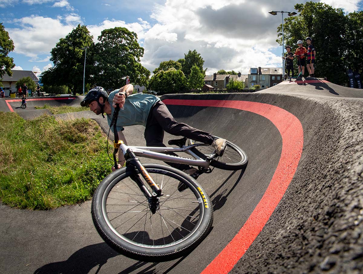 Surfer sur le fondu Airdrop à Hillsborough Pump Track