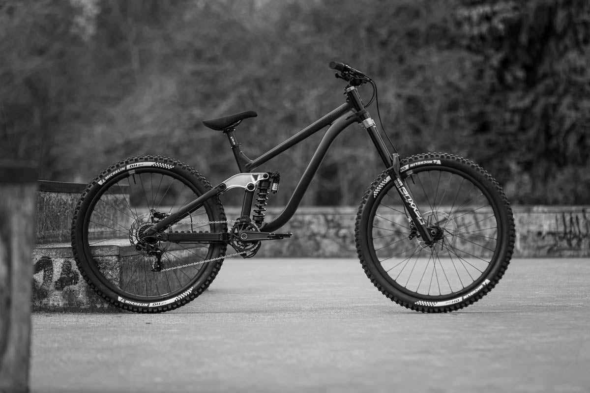 Airdrop Slacker 27.5" DH bike in black