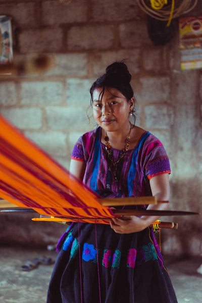 Mexikanische Handwerkerin arbeitet
