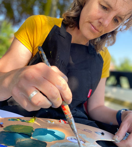Rebecca Hurst Painting outside in oils