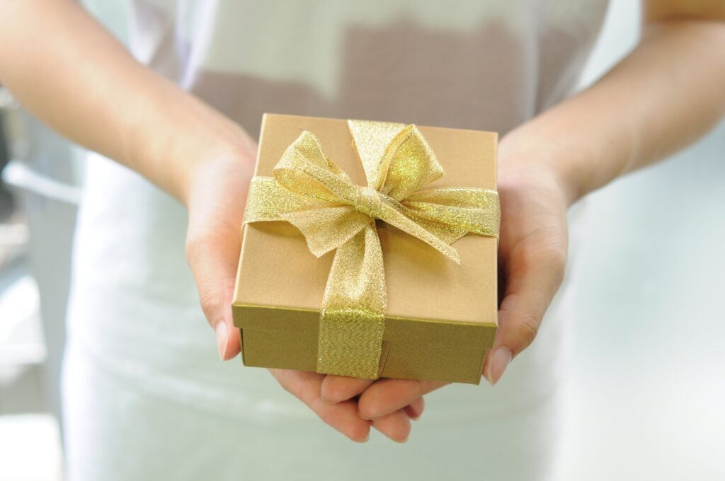 https://cdn.shopify.com/s/files/1/0777/8497/3658/t/5/assets/1694745749-gift-box-gifts-packaging-box-1024x680.jpg?v=1694745750