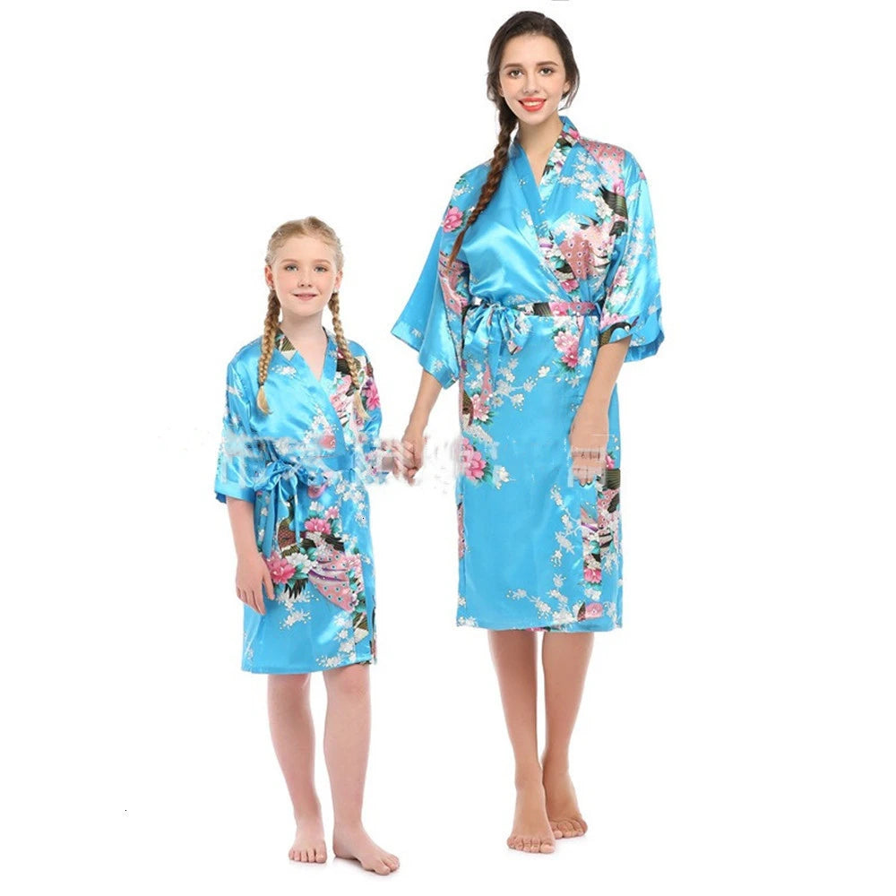 Kimonos fleuris bleus assortis pour mère et fille