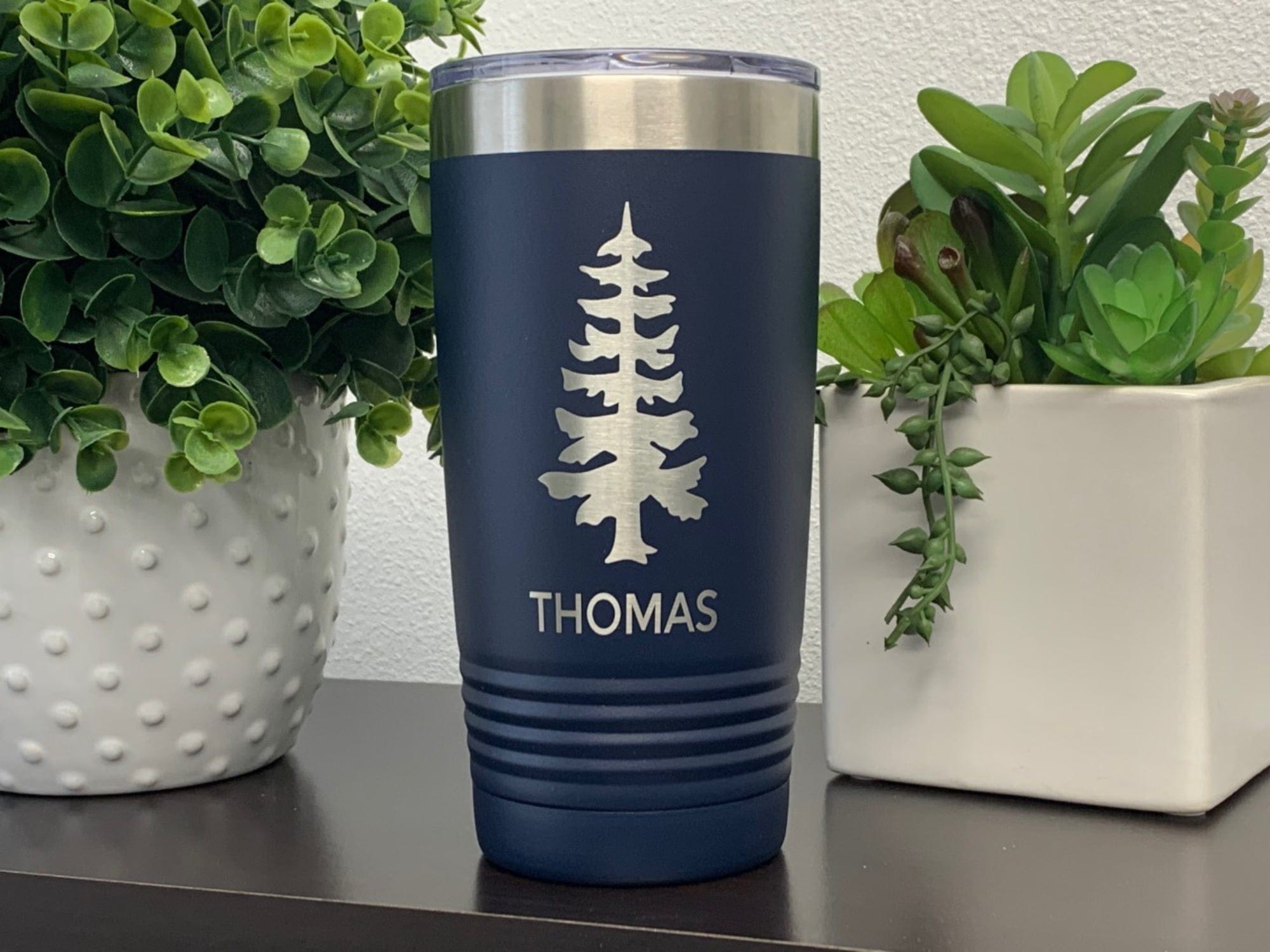 https://cdn.shopify.com/s/files/1/0777/8633/products/20jds-20-oz-name-20-oz-tumbler-with-tree-personalized-with-name-nature-tumbler-34539679613095.jpg?v=1681024508