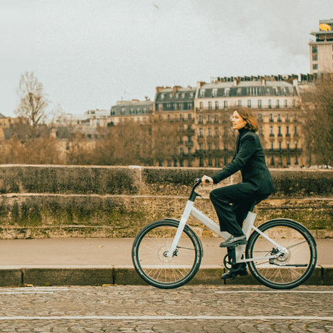 Femme sur un vélo sur un pont à sa taille