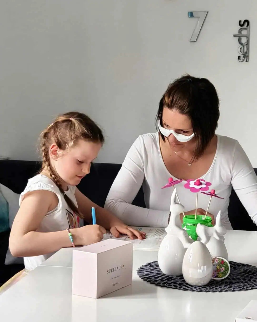 Mutter mit Kindern trägt Aureva