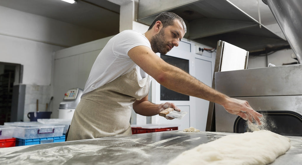 Pastelero profesional trabajando en su laboratorio