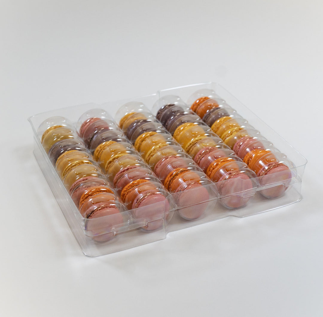Packea packaging market - Plateau en carton de forme rectangulaire avec  couvercle transparent pour la présentation des macarons,, mignardises,  gâteaux, amuse-bouches Pour tous renseignements, Rendez vous dans nos  magasins: PACKEA MAARIF 