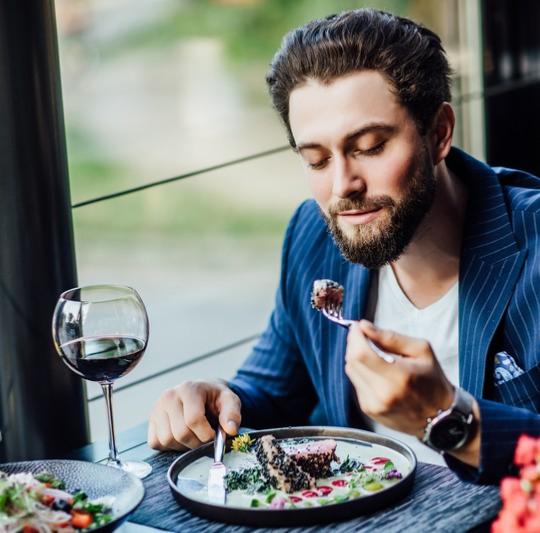 Hombre comiendo en el restaurante