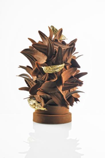 Huevo de chocolate con plumas doradas del chef Eric Guerin