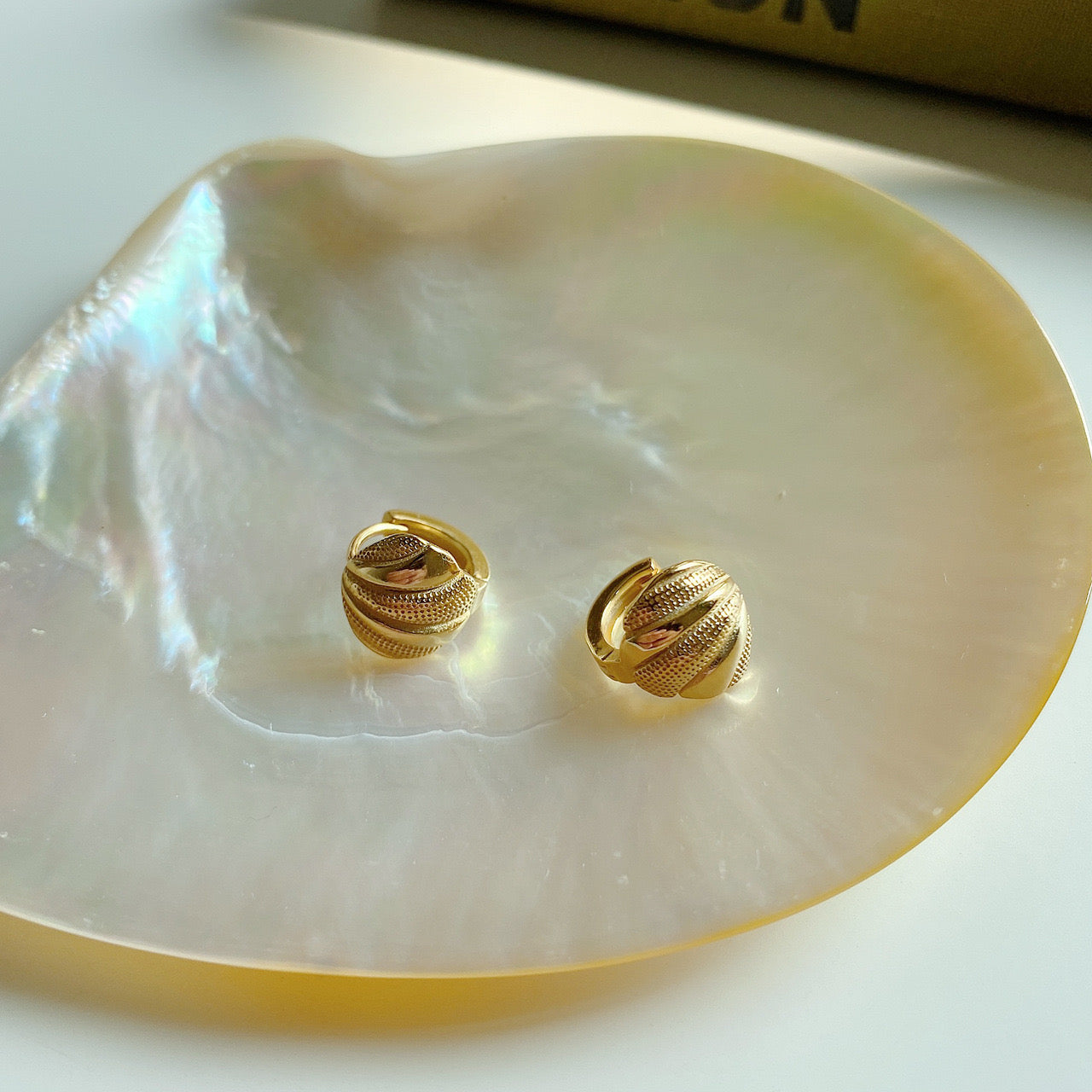 貝殼圈14K金耳環 SEASHELL HOOP EARRINGS.JPG