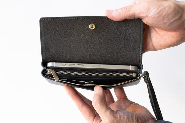 A compact wallet that is just the size of a 10,000 yen bill
