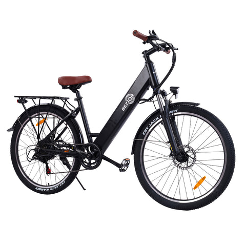 Zwarte Bezior M3 e-fiets met luchtvaartkwaliteit aluminium frame en bruin zadel, ideaal voor duurzaam reizen in stedelijk Nederland en België.
