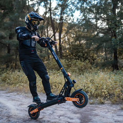 Berijder voert stunts uit op een elektrische step op een bospad, wat de veelzijdigheid en het avontuur van e-steps in de Benelux benadrukt.