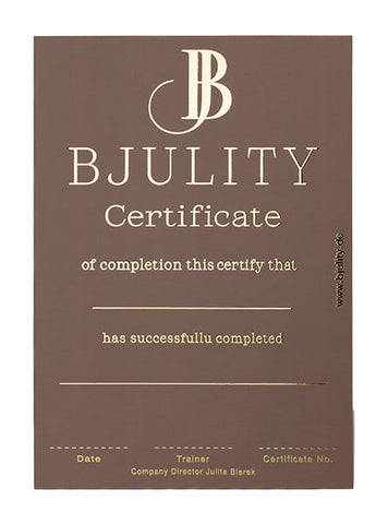 BJULITY Standardzertifikat mit goldenen Lettern auf braunen Karton