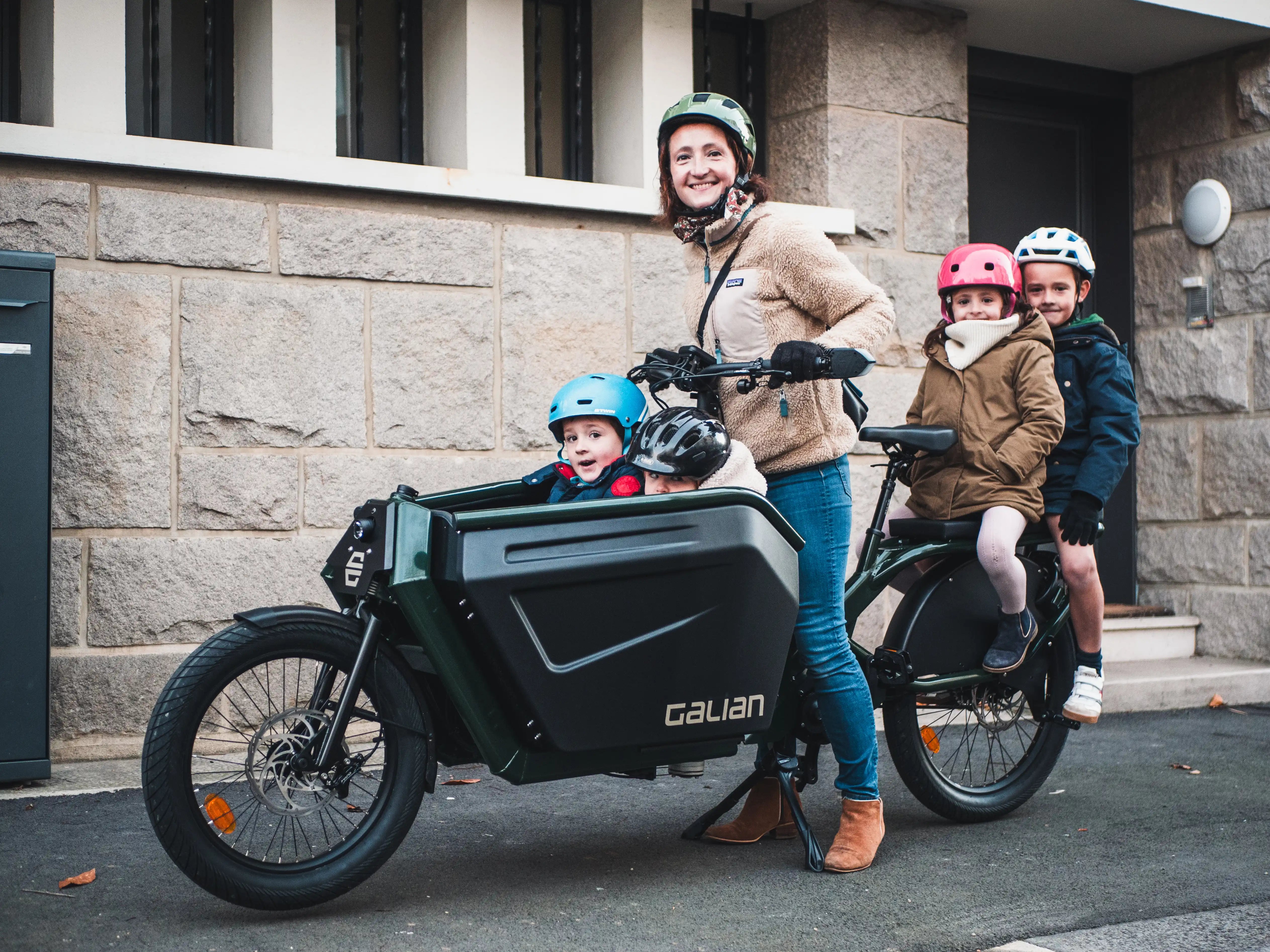 Une mère avec ses 4 enfants sur un vélo cargo électrique