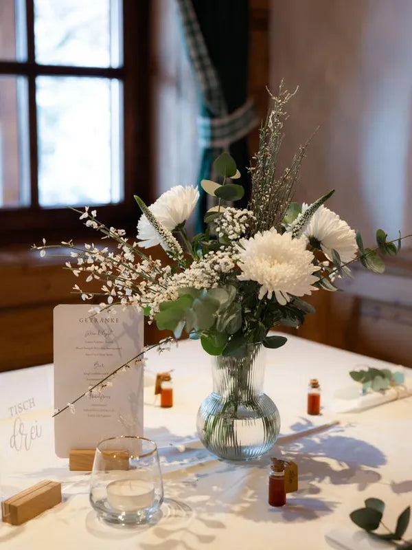 Blumenstrauss_mit_Eukalyptus_in_Vase_Winterhochzeit_weiss_600