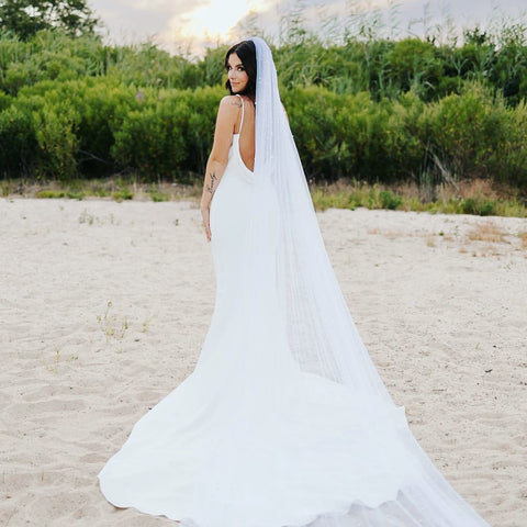 Sleek and modern 90s silhouette on a beautiful bride