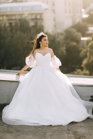 Detachable sleeves on a beautiful bride in the sunshine