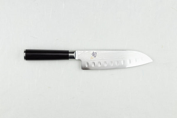 https://cdn.shopify.com/s/files/1/0780/9439/products/shun-classic-santoku-dm0718-1_600x600.jpg?v=1628625814